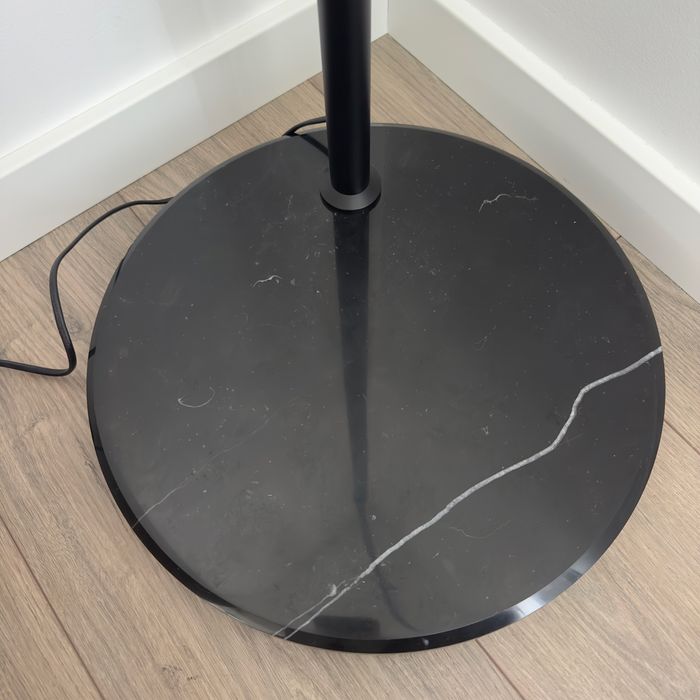 Candeeiro de pé marmoreado com abajour em linho