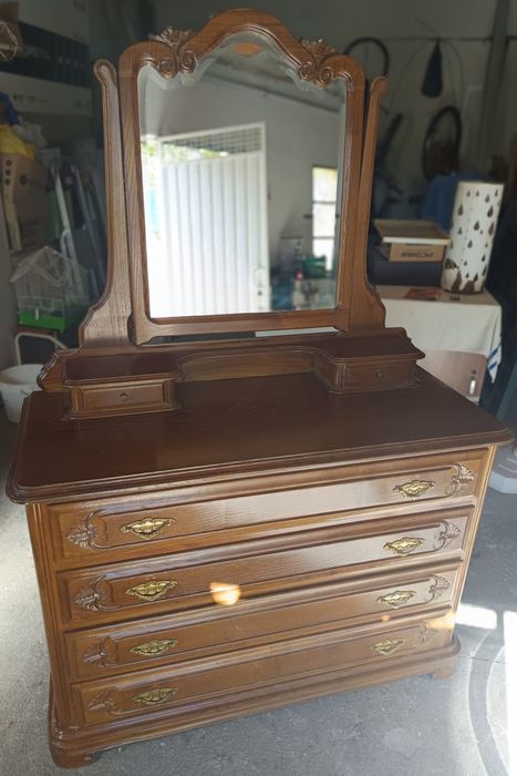 Cómoda de madeira com espelho