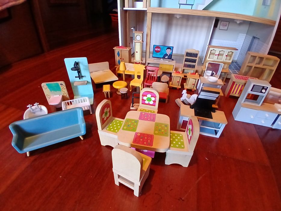 Casa de madeira crinança + bonecos +  moveis ...