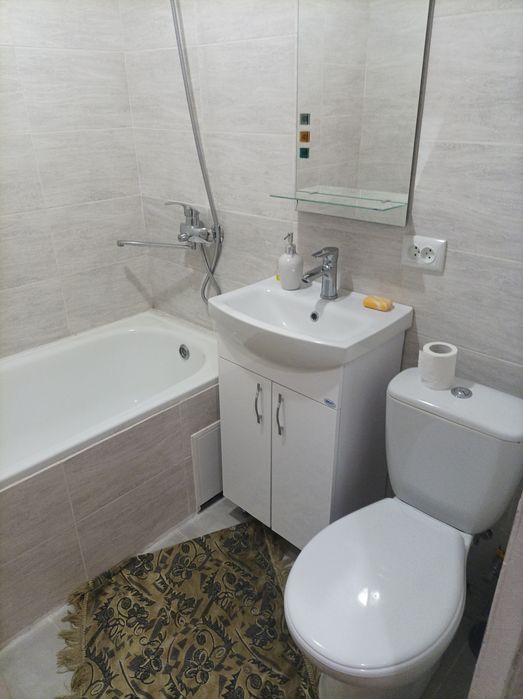 Здається 3 кімнатна на термін один  два місяці.