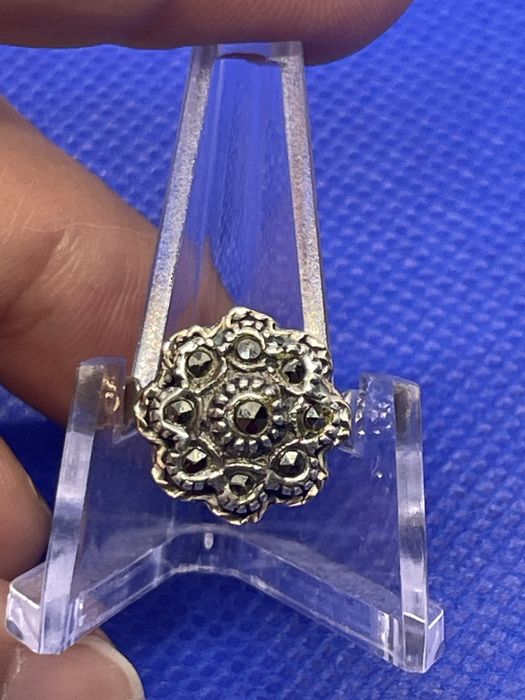 Anel em prata com pedras pretas, imitacção de antigo