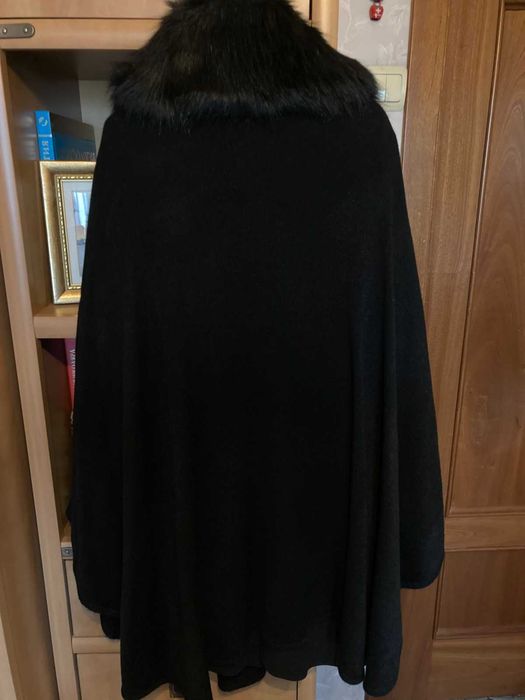 Чорна накидка -пончо  з коміром із хутра, виробництво Італія