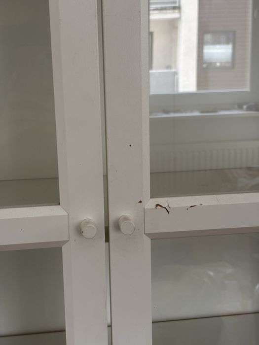 Dwie szklane witryny IKEA