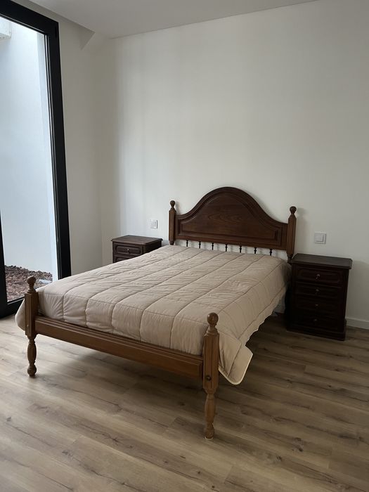 Cama com mesinhas de cabeceira + colchão