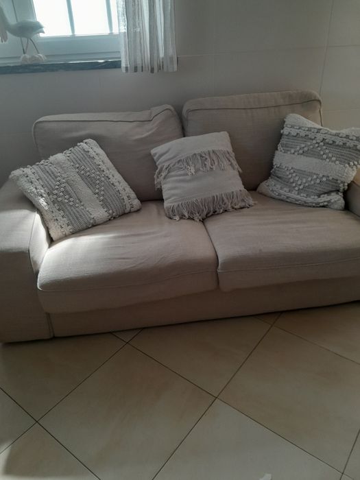 Sofa de 2 lugares na cor beje muito confortavel, em muito bom estado