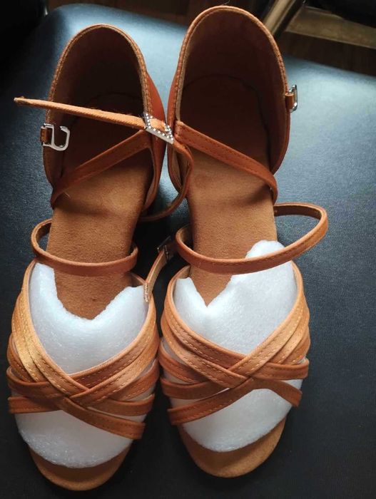 Buty do tańca dla dziewczynki.
