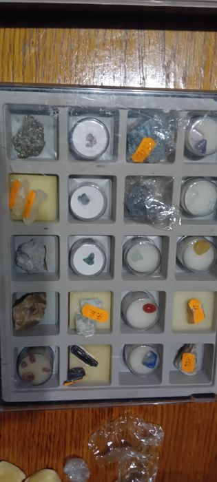 Zestaw próbek minerałów 6 pudelek