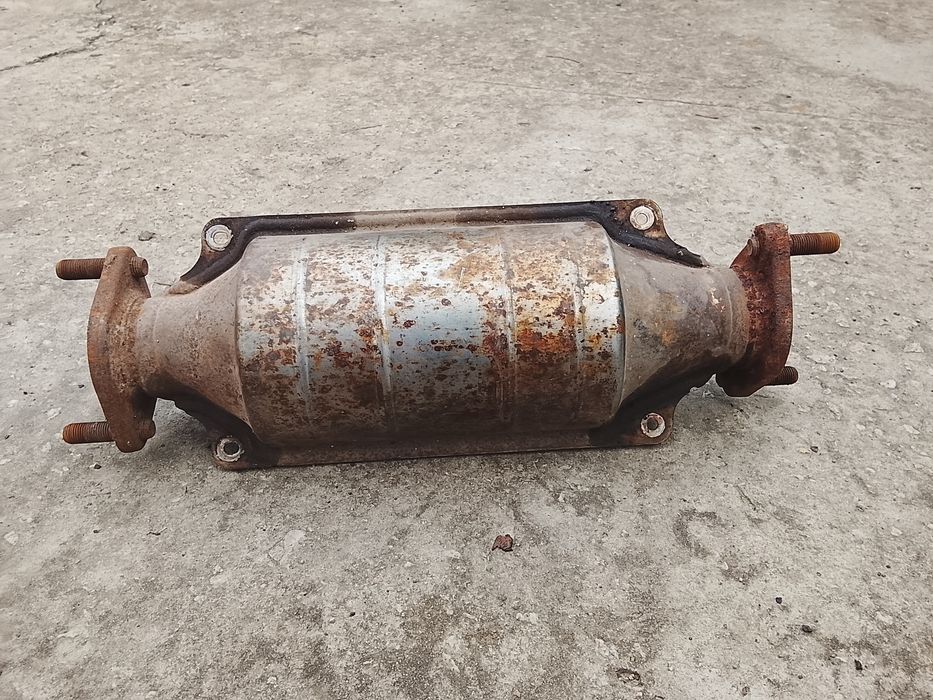 Продам катализатор на автомобиль.