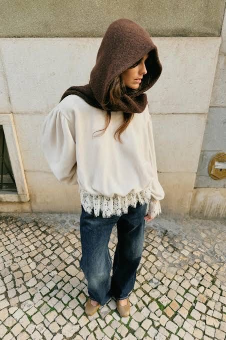Beżowa bluza, obszyta kremową koronką, miękki meteriał, Zara M