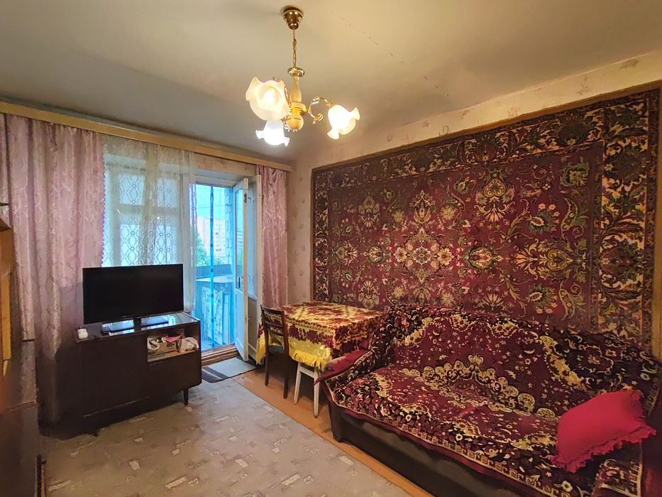 Продається невеличка трикімнатна квартира на масиві. 37500$