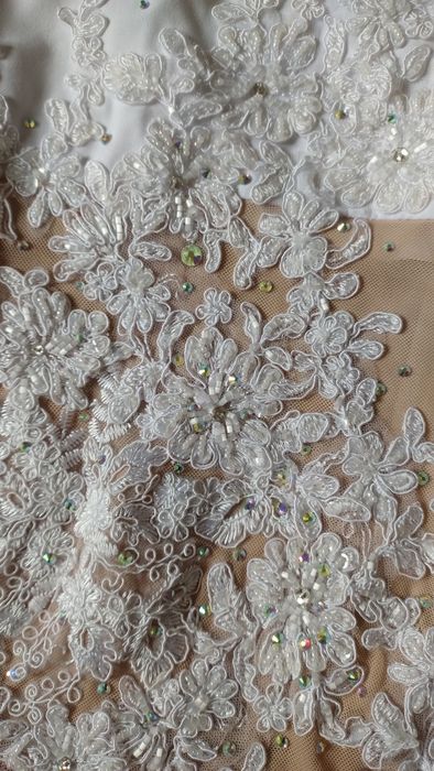 Suknia ślubna z cyrkoniami