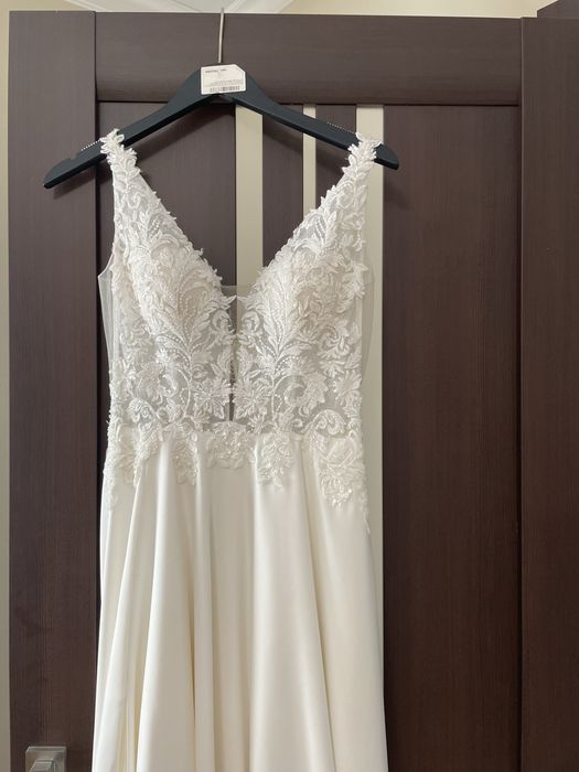 Весільна довга сукня із невеличким шлейфом