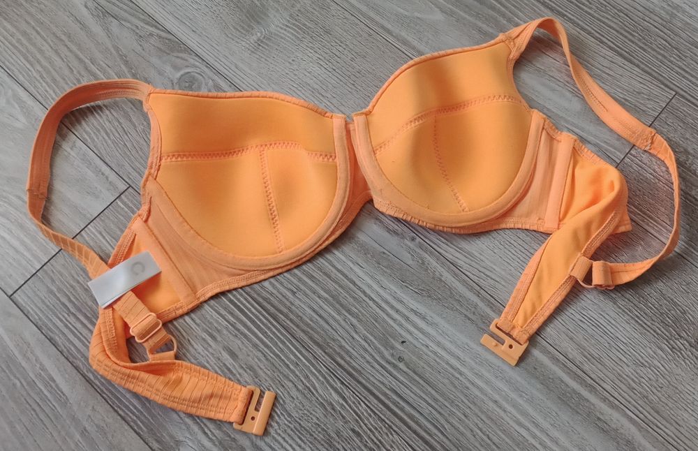 Biustonosz usztywniany ozdobne prążki morelowy na haftkę 40/L Cubus