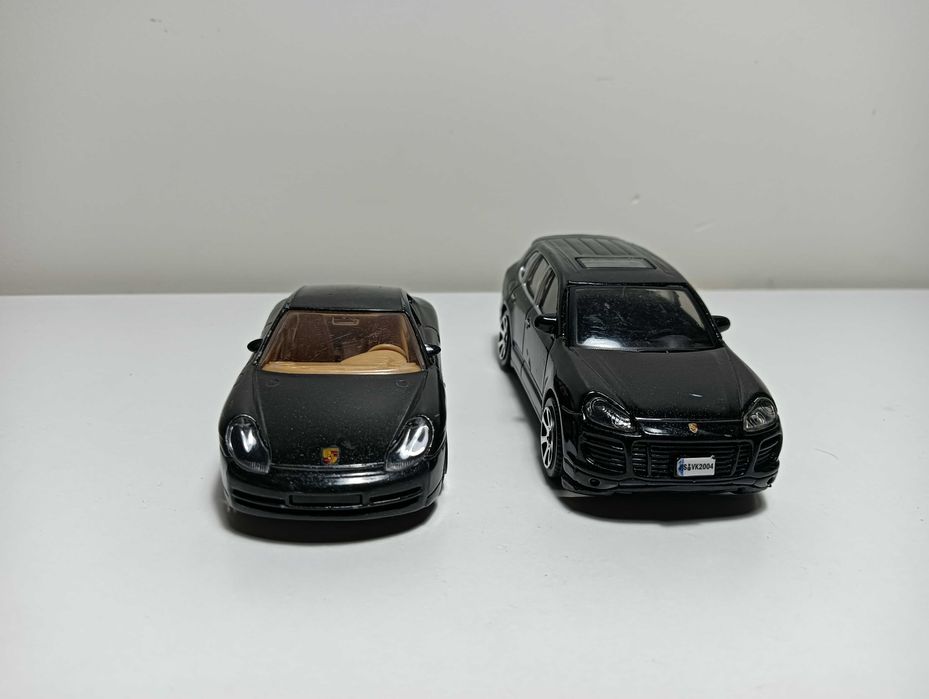 2 modele Porsche 1/43 Bburago Cayenne Turbo i 911 Carrera