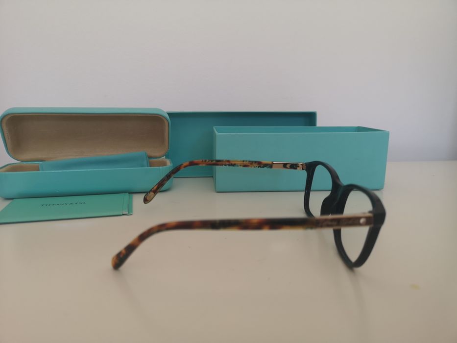 Armações de Óculos de sol ou graduados.