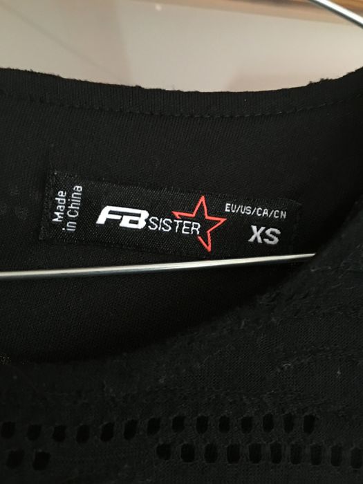 FB Sister czarna z koronki koktajlowa podszewka krótki rekaw XS