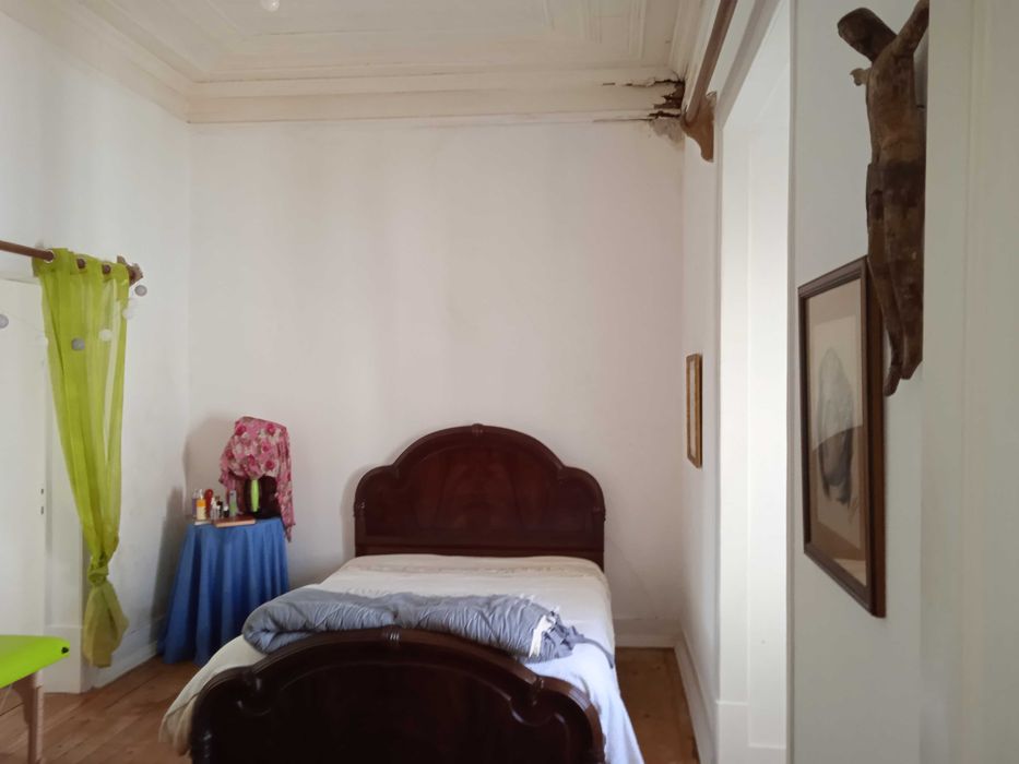 Alugos quartos grandes a 200€ em casa antiga