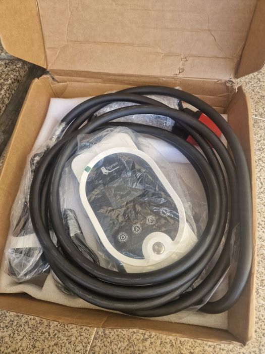 carregador de veículos elétricos portátil EV AC Charger Mode 2 com potência máxima de 22 kW.