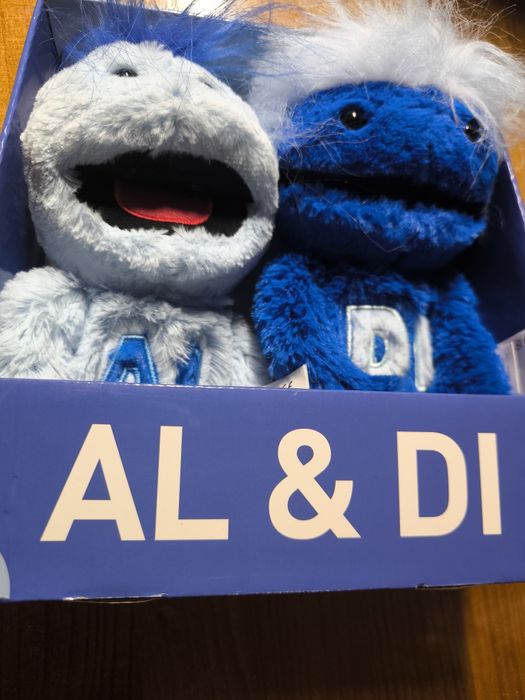 Peluche Al & Di em embalagem original.

- Peluche azul claro