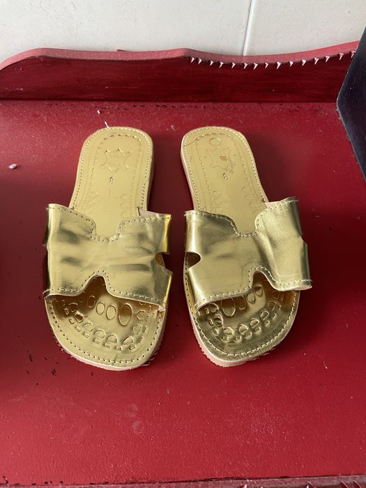 Chinelos em pele dourados