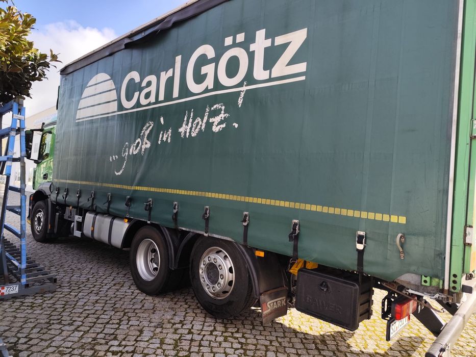 Carroçaria de camião em bom estado, medidas: 750x250x 270