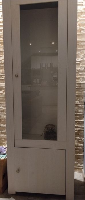 Witryna biała z półkami