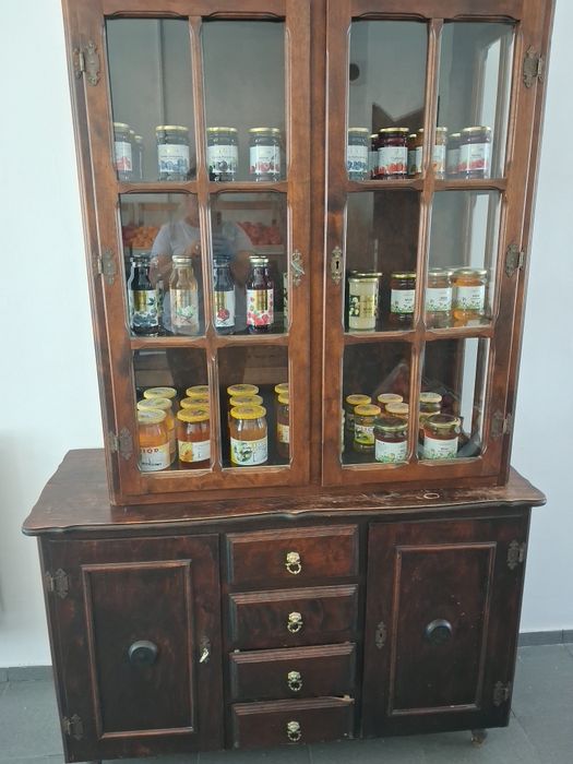 Piękny kredens vintage z witryną – rustykalny styl,