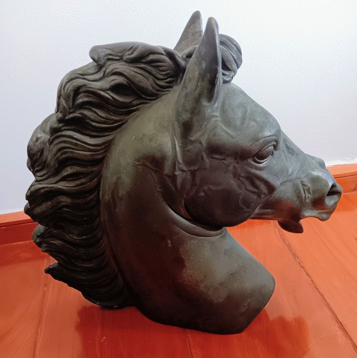 Escultura de cabeça de cavalo em mármore e prata