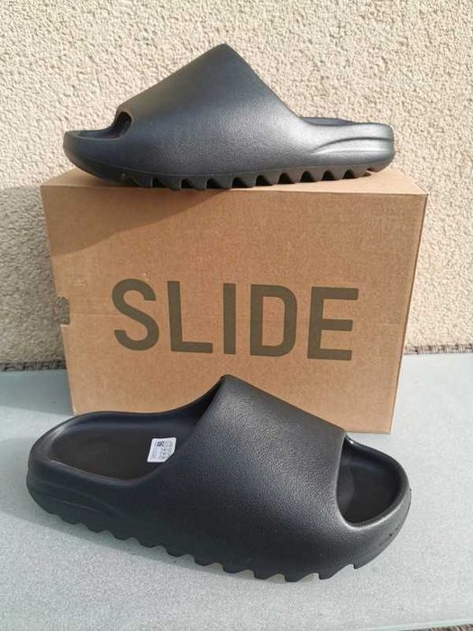 adidas Yeezy Slide / 37