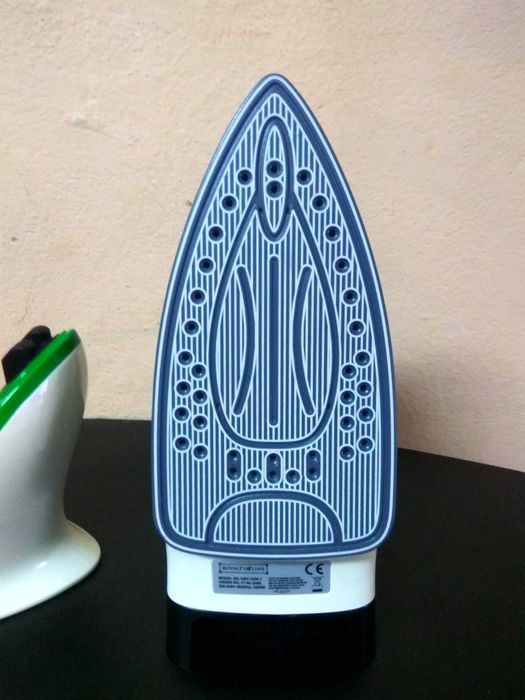 Праска без дроту утюг Royalty Line з керамічною підошвою 2200 Вт