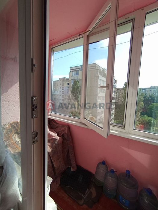 Продається простора 5-кімнатна квартира на 2-му микр. лівого берега міста Кам'янське.