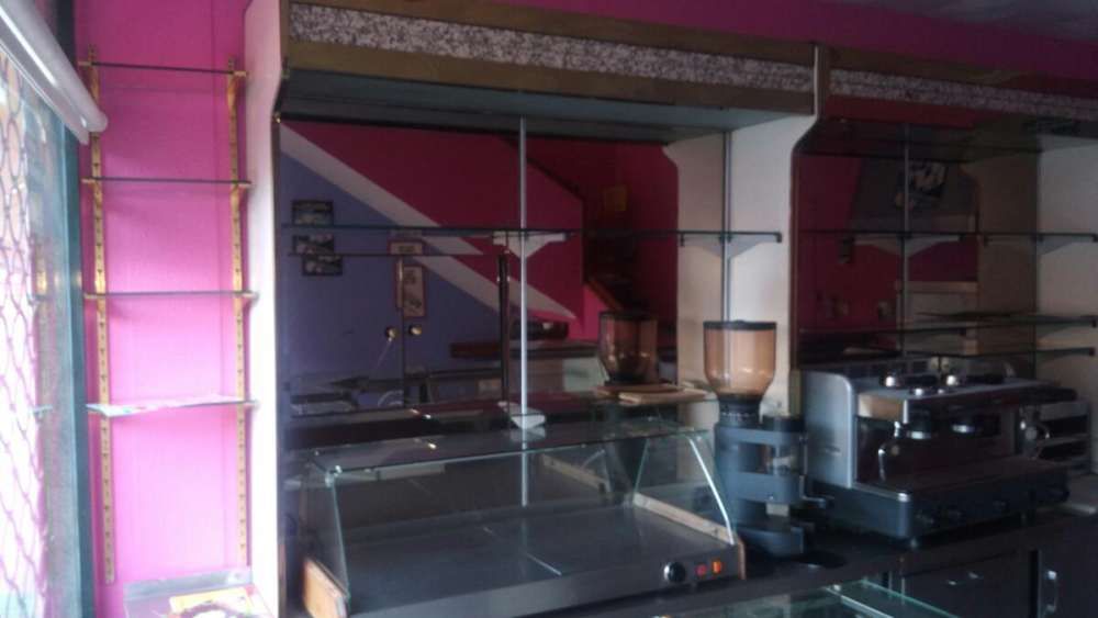 Duas estantes restauração com espelho