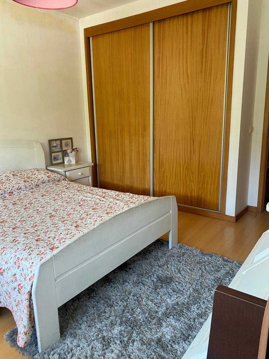 Apartamento T2 com suite casa de banho privada e quarto de vestir