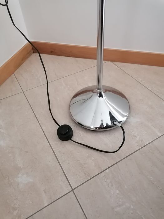 Candeeiro de pé em metal