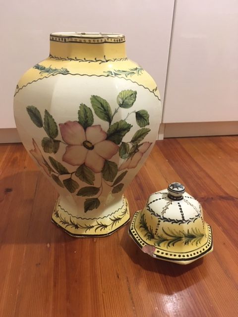 Pote antigo com pintura de Flores