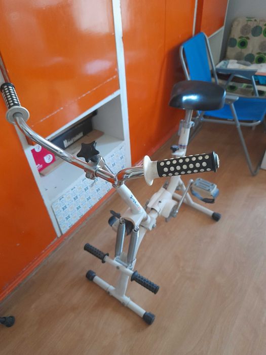 Bicicleta fixa para treino de pernas