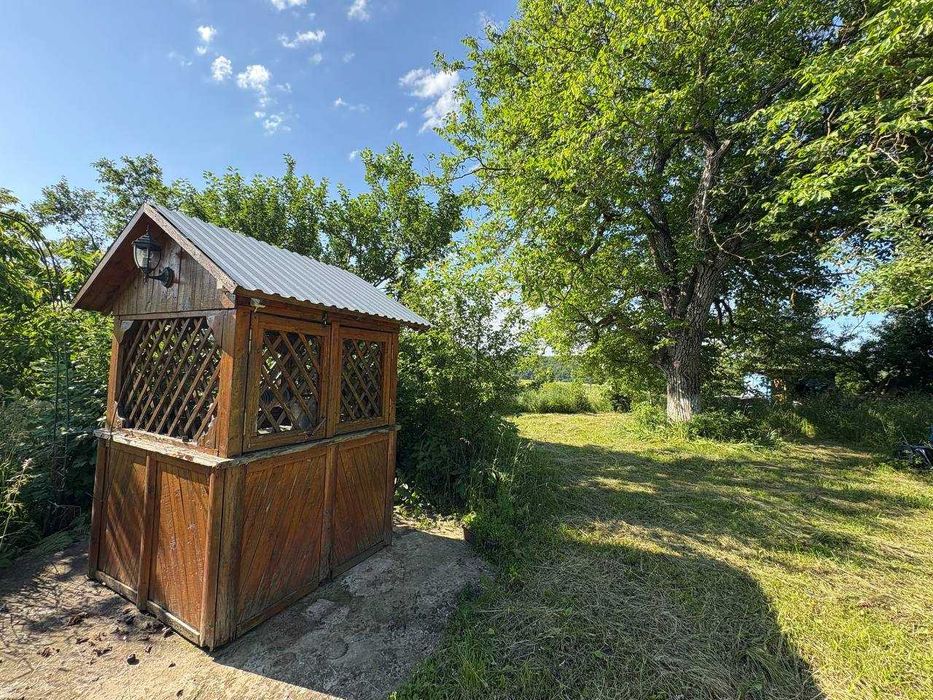 15км від центра чернівців Продам домоволодіння з двома житловими будинками на 50 сотках землі  Чернівецька область, Чернівецький район, с. Кут