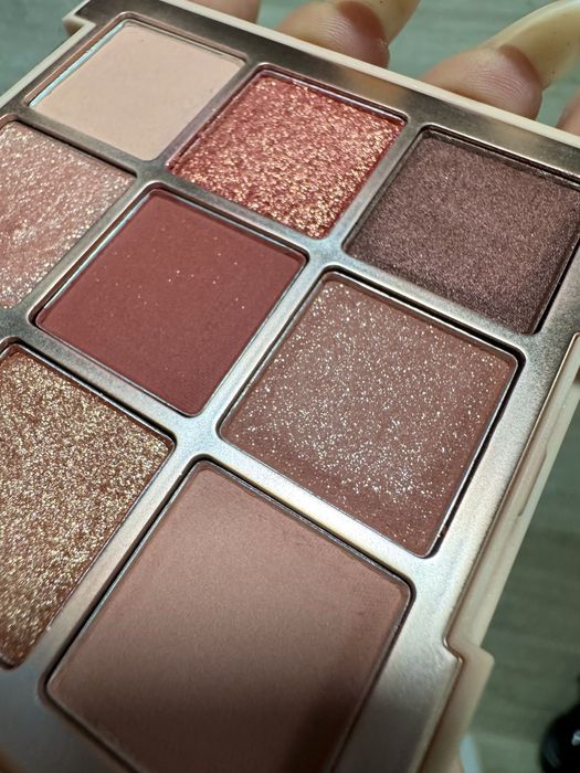 Гарнюща палетка тіней dasique eyeshadow palette 02 rose petal