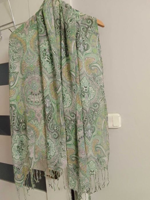 Piękny delikatny szal damski