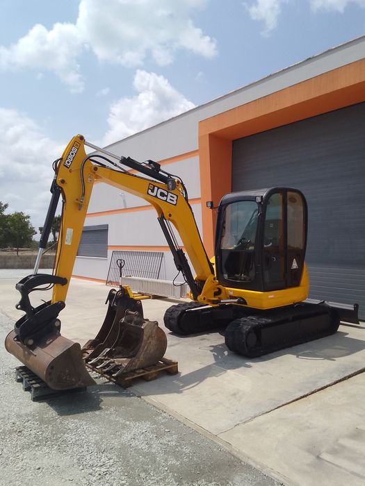 Mini giratória escavadora JCB 5T apenas ( 1671 h )