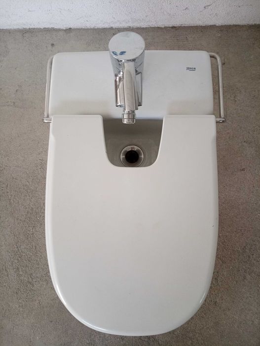 Bidé Roca com tampa usado