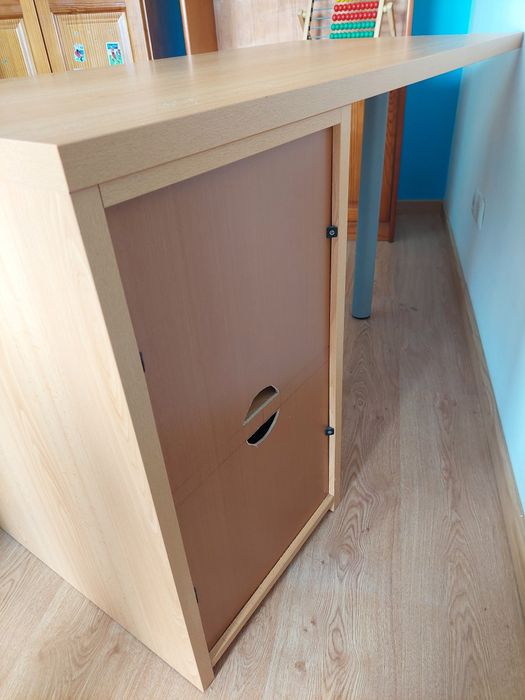 Secretária com gavetas azuis