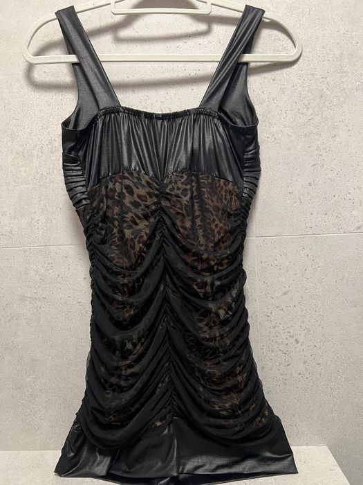 Sukienka GIORGIA – wzór panterka, marszczenia, dżety i perły