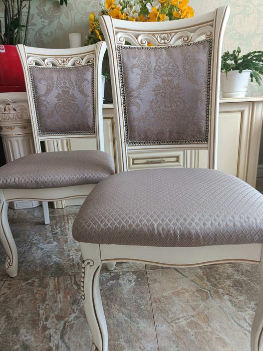 Стол в гостиную и стулья