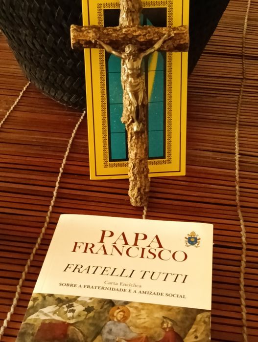 Livro, crucifixo em casca de carvalho ( cortiça) e metal