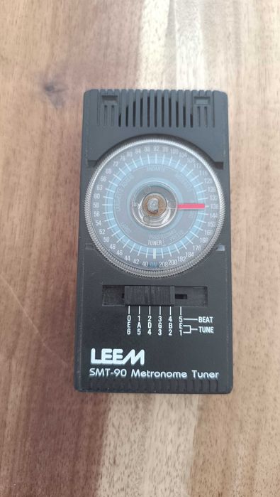 Metrónomo afinador de instrumentos musicais