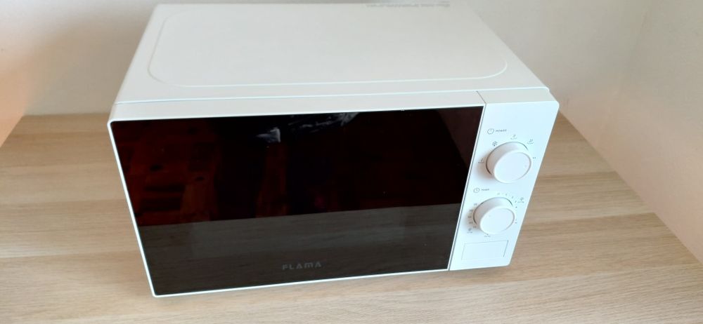 Micro-ondas Flama 1847FL – 700W, excelente estado