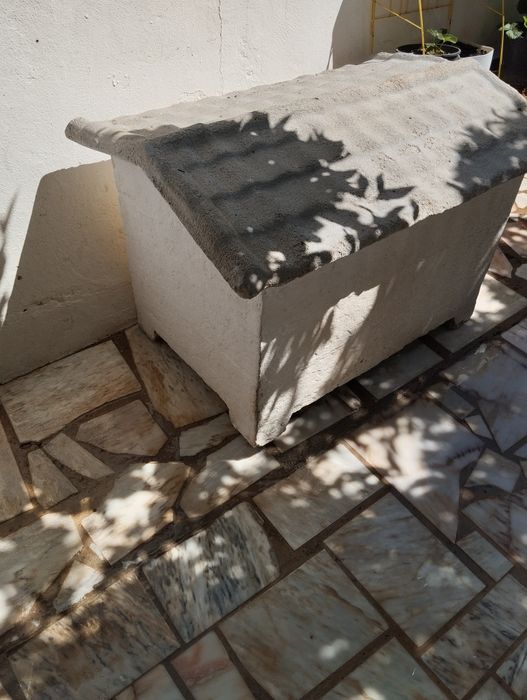 Casa para cão médio em cimento