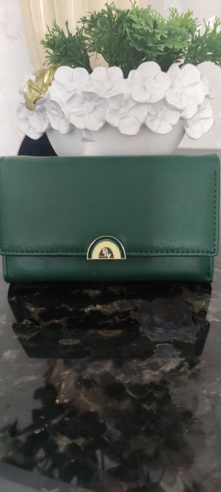 Якісні і гаманці ,жіночі,є різні кольори,фабричні