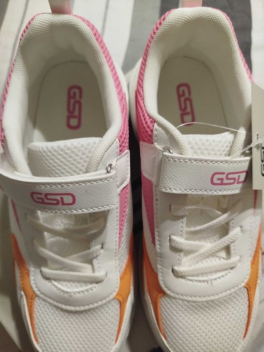 Кросівки жіночі нові